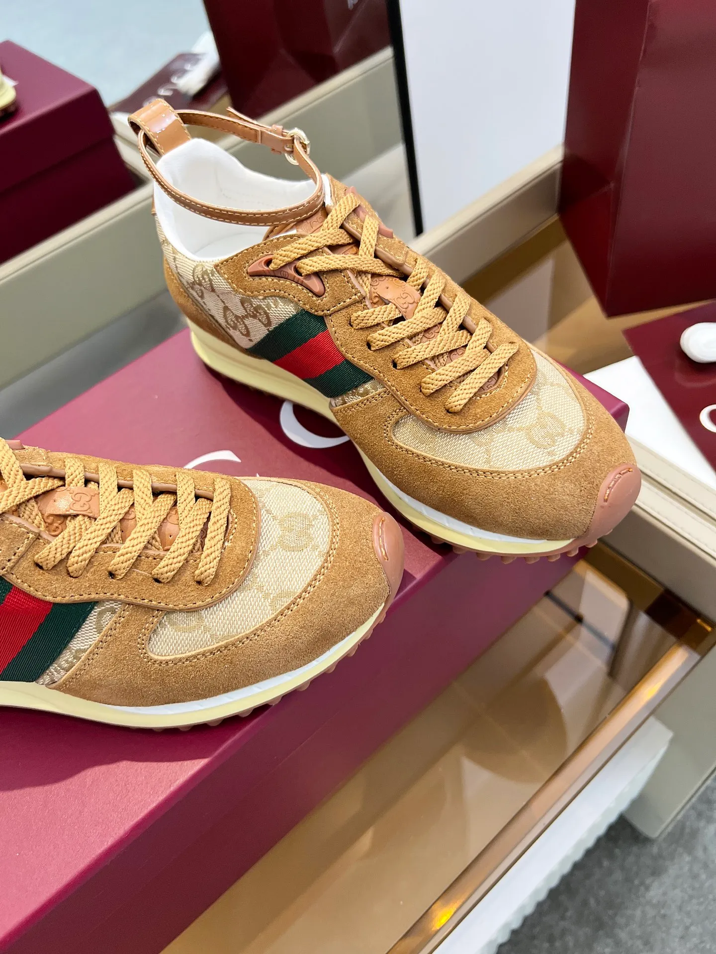 [G Home] P: 660💰 Men's Size: 40-44 (45 custom-made) GUCCI Gucci New Style When classic craftsmanship meets lazy fashion, this pair of Gucci men's casual shoes is the answer to refresh your wardrobe! The shoe body is made of soft calfskin and breathable fabric. Every step is as light as a cloud. The Italian tailoring releases the freedom of your feet, making daily travel a luxurious and comfortable experience. The iconic GG Supreme print on the side of the shoe low-key tells the brand's genes, and the metal horsebit embellishes the tongue, instantly lighting up the minimalist design; the contrasting webbing on the heel adds a smart layer, and the rubber serrated sole combines retro texture with modern anti-slip performance. Whether paired with jeans, a dress or wide-leg trousers, it can be the finishing touch of a look - languid yet sophisticated, effortless yet edgy.    👉